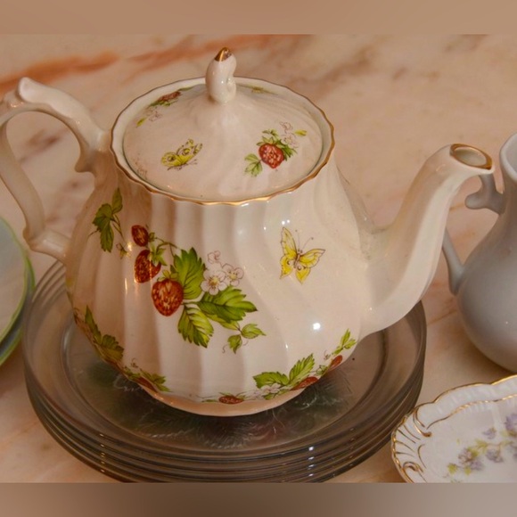 WESSEX Collection Fine Bone China Strawberries/Butterfly Swirl Teapot+Lid White - Picture 1 of 4